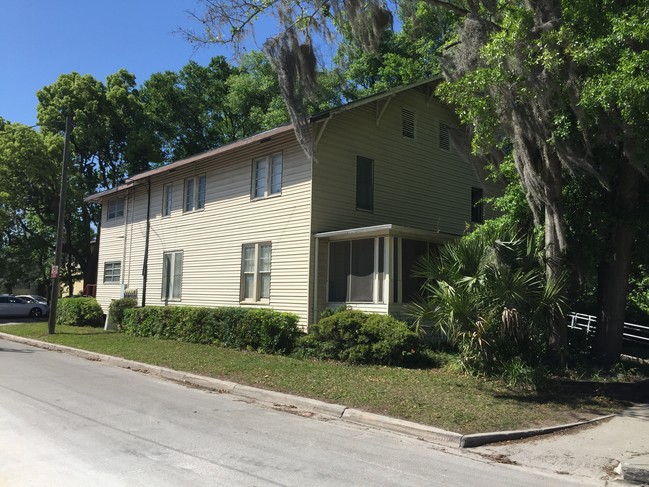 104 NW 14th St in Gainesville, FL - Foto de edificio - Building Photo