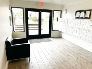 11018 Moorpark Apartments in North Hollywood, CA - Building Photo - Building Photo