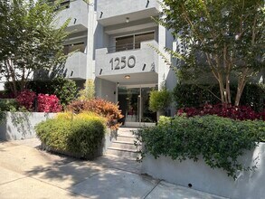 1250 N Kings Rd, Unit 301 in West Hollywood, CA - Foto de edificio - Building Photo