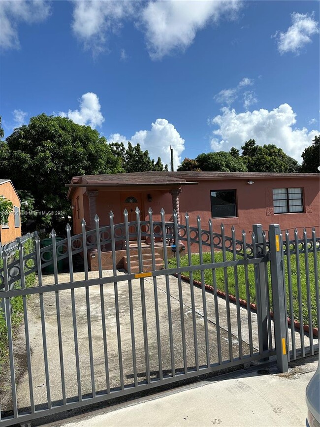 881 NW 116th Terrace in Miami, FL - Building Photo - Building Photo