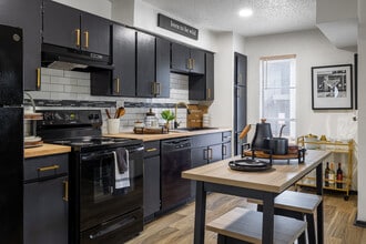 The WerX Apartments in San Antonio, TX - Foto de edificio - Interior Photo