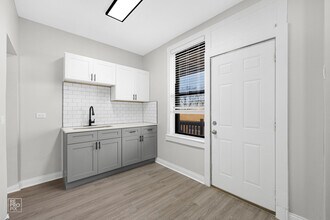 2826 E 76th Pl Chicago, IL 60649 in Chicago, IL - Building Photo - Building Photo