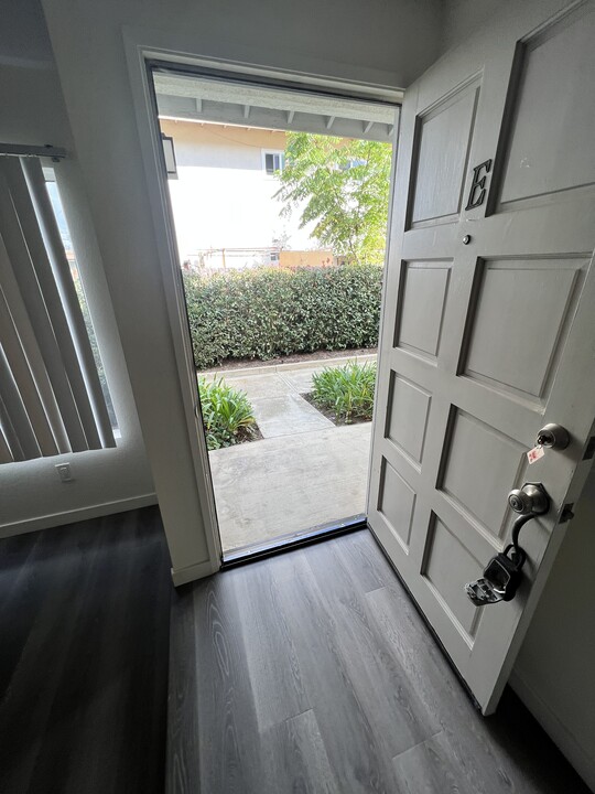 2225 Canyon Dr in Costa Mesa, CA - Building Photo