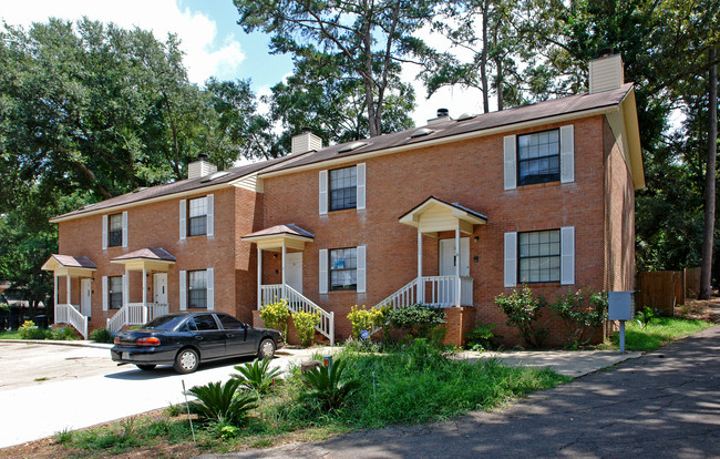 1202 Hidden Pl in Tallahassee, FL - Foto de edificio - Building Photo