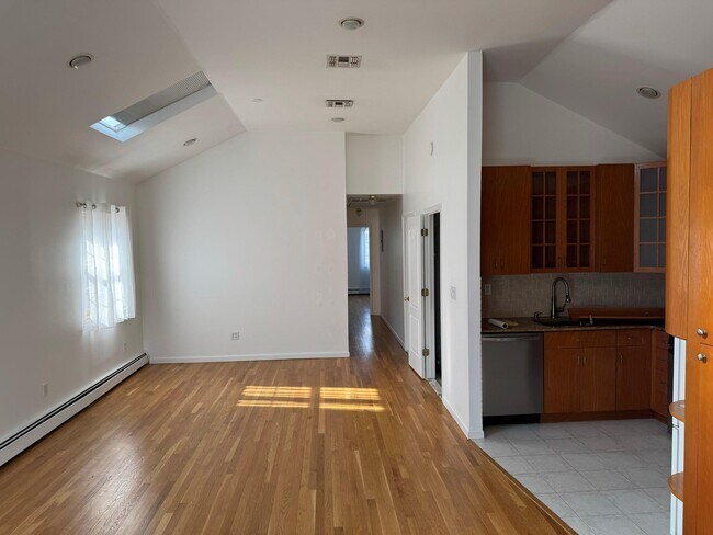 535 Minnieford Ave-Unit -2nd floor in Bronx, NY - Building Photo - Building Photo