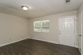 599 Plainville Dr SW in Atlanta, GA - Building Photo - Building Photo