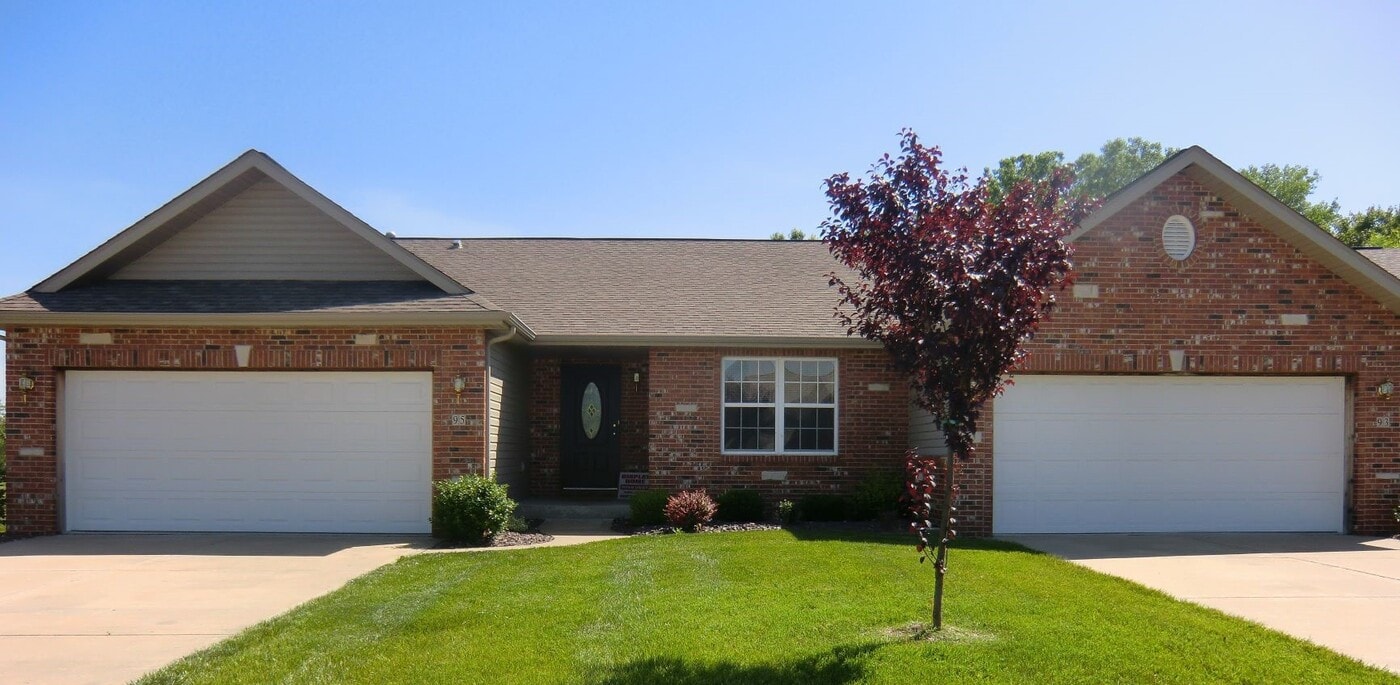 105 Remington Ct, Unit 105 in Fairview Heights, IL - Building Photo