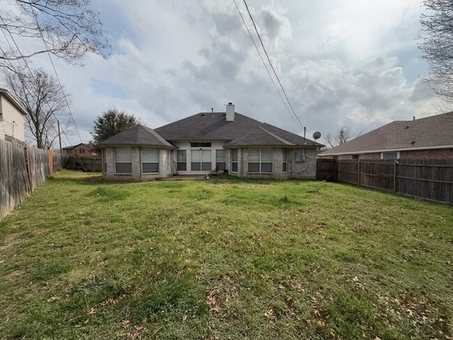 317 Oak Meadow Ln in Cedar Hill, TX - Foto de edificio - Building Photo