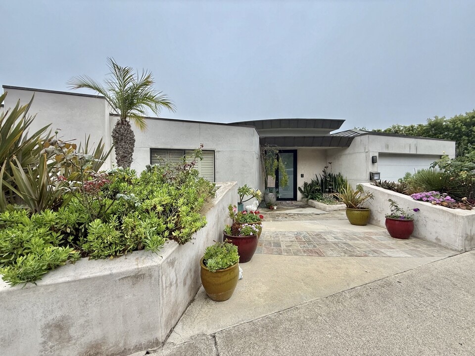 1445 Bounty Way in Laguna Beach, CA - Building Photo