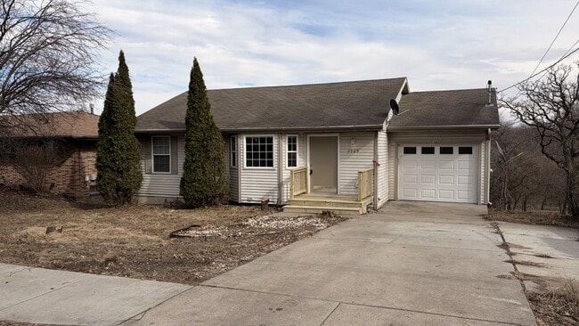 property at 2539 SE 8th Ct