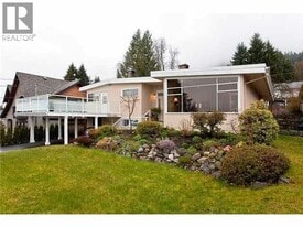 676 Sylvan Ave in North Vancouver, BC - Building Photo