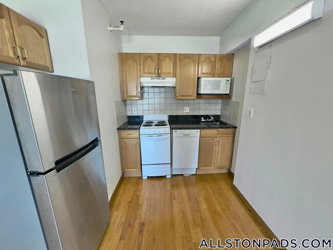 1110 Commonwealth Ave, Unit 502 in Boston, MA - Foto de edificio - Building Photo