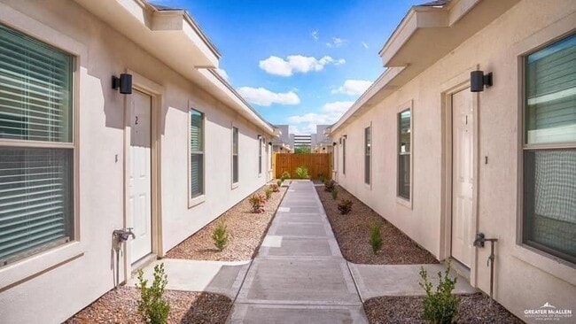 1408 Deer Hls, Unit 1 in Edinburg, TX - Building Photo - Building Photo