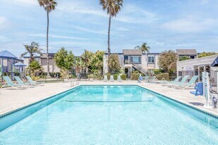 Huntington Pointe in Huntington Beach, CA - Building Photo
