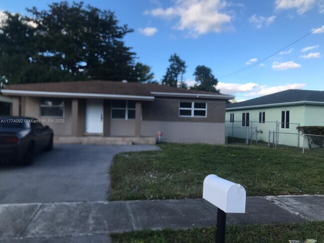 2771 NW 11th Ct in Fort Lauderdale, FL - Building Photo - Building Photo