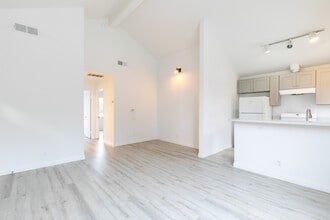 2452 S Centinela Ave, Unit 5 in Los Angeles, CA - Building Photo - Building Photo