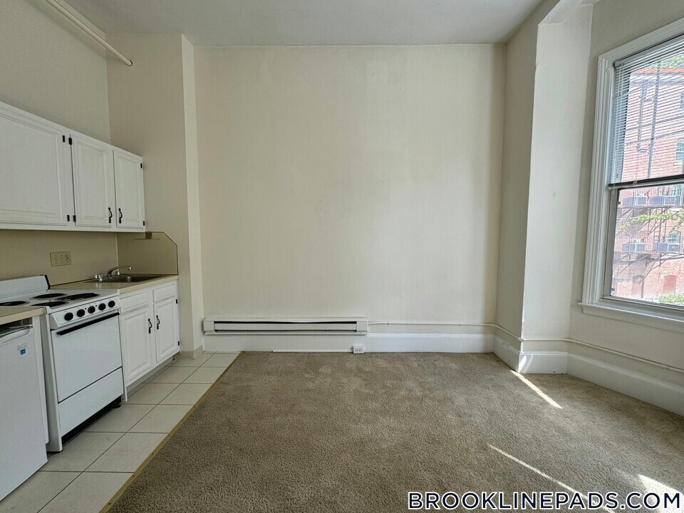 1223 Beacon St in Brookline, MA - Building Photo