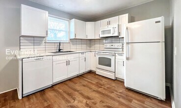 9515 E 18 St S in Independence, MO - Foto de edificio - Building Photo