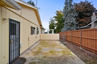 843 NE Pine St in Sublimity, OR - Building Photo - Building Photo