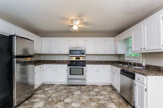 18 Black Water Dr in White, GA - Building Photo - Building Photo