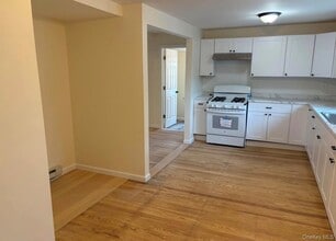 334 Sweezy Ave in Riverhead, NY - Building Photo - Building Photo