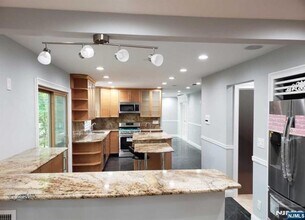 96 Heights in Paramus, NJ - Building Photo - Building Photo