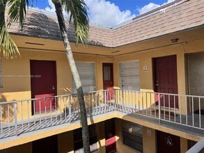 6840 Pembroke Rd in Miramar, FL - Foto de edificio - Building Photo