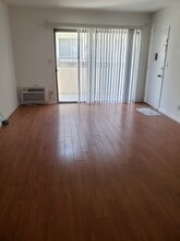 5049 Denny Ave, Unit 7 in Los Angeles, CA - Building Photo - Building Photo