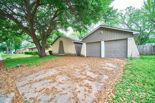 property at 923 Kenforest Dr