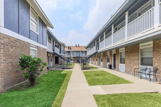 Embassy House in Corpus Christi, TX - Building Photo - Building Photo