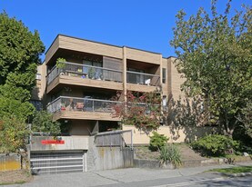 1555 Graveley St in Vancouver, BC - Building Photo