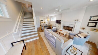 453 E Ave in Coronado, CA - Foto de edificio - Building Photo