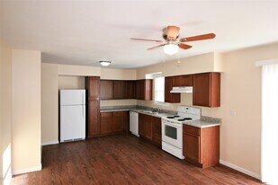 920 Devils Glen Rd in Bettendorf, IA - Building Photo