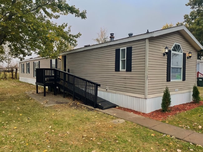 37 Village Ct in Mediapolis, IA - Building Photo - Building Photo