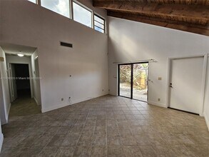 7749 SW 100th St in Miami, FL - Foto de edificio - Building Photo