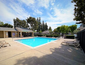 CYPRESS GARDEN APARTMENTS in Modesto, CA - Building Photo - Building Photo