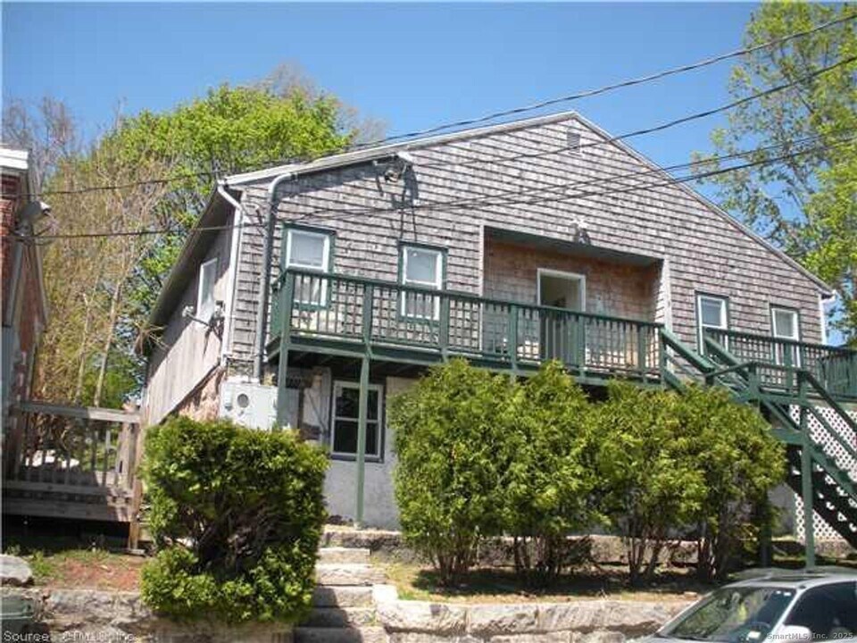 7 Prest St in New London, CT - Building Photo