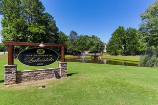Village at Lakeside in Auburn, AL - Building Photo