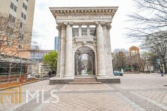 300 W Peachtree St NW in Atlanta, GA - Foto de edificio - Building Photo