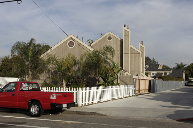 594 Hamilton St in Costa Mesa, CA - Foto de edificio - Building Photo