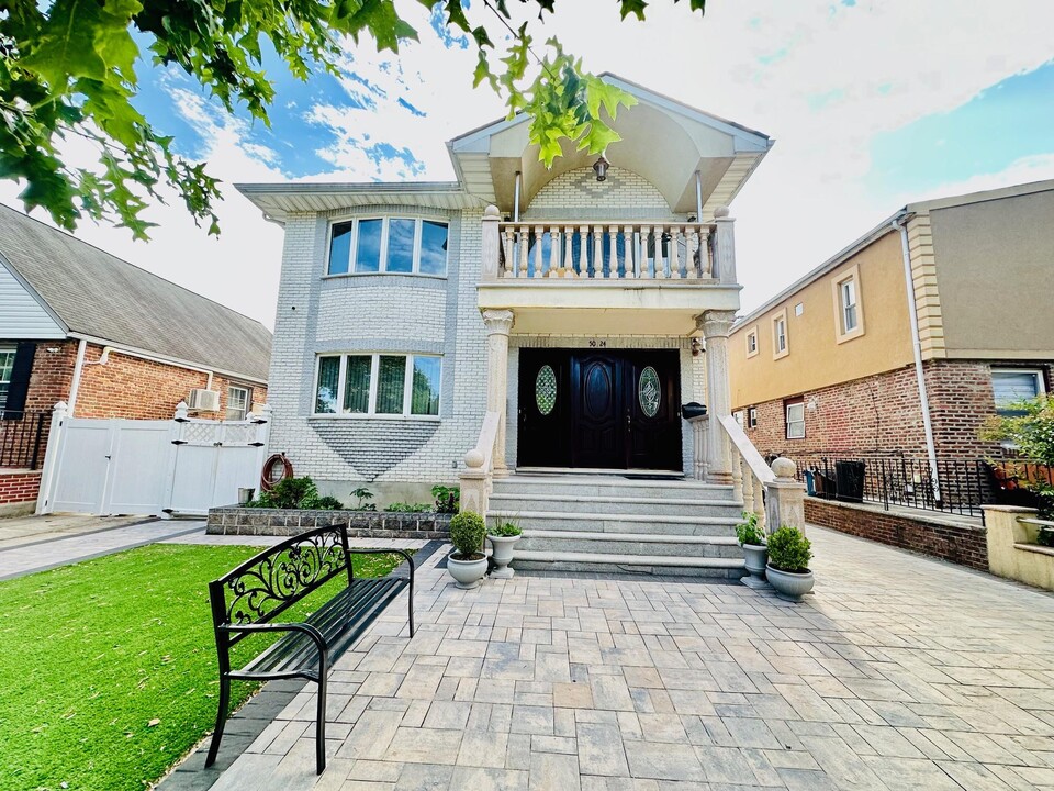 50-24 190th St in Queens, NY - Building Photo