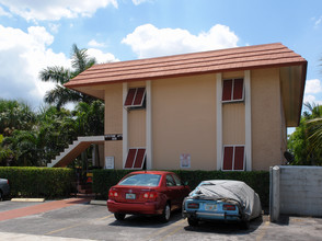 Keystone Apartments in Lauderdale Lakes, FL - Building Photo - Building Photo