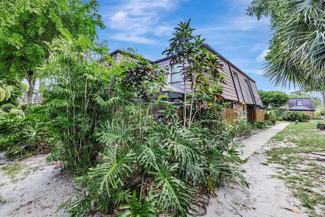 7506 Courtyard Run E in Boca Raton, FL - Building Photo - Building Photo