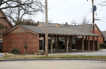 The Chalet & Riverside Plaza in Tulsa, OK - Building Photo - Building Photo