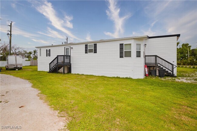 16820 Banyon Dr in Ft. Myers, FL - Building Photo - Building Photo
