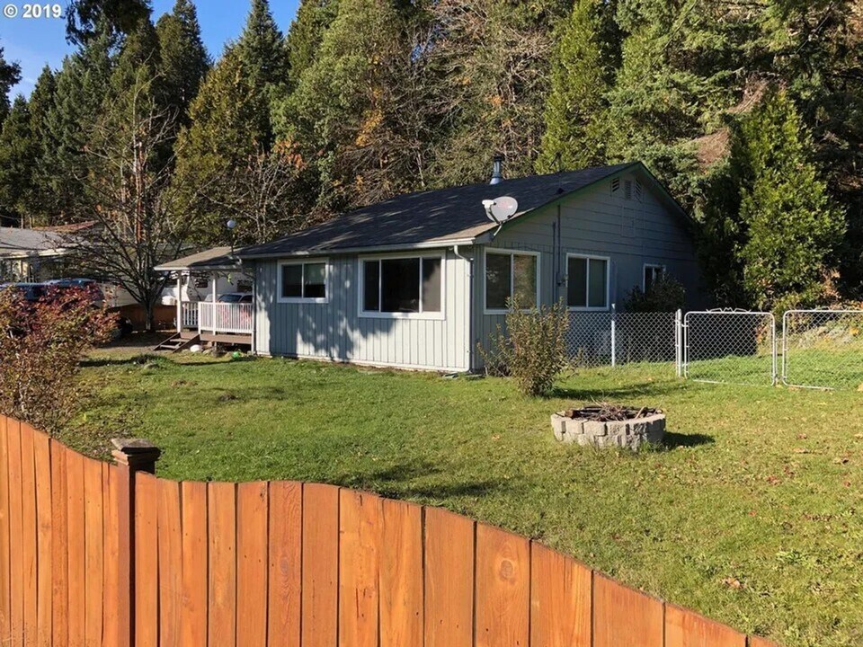 48015 W 2nd St in Oakridge, OR - Building Photo