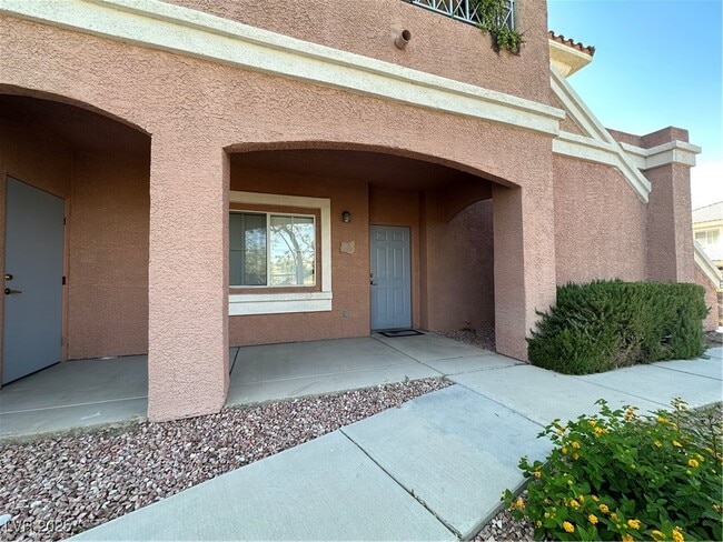 352 Pine Haven St in Las Vegas, NV - Building Photo - Building Photo
