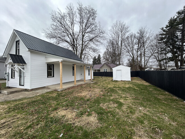 9 W Walnut St in Mount Vernon, OH - Foto de edificio - Building Photo