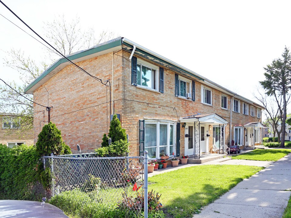 648-654 S Iowa Ave in Addison, IL - Building Photo