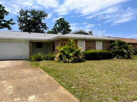 137 Deville Dr in Mary Esther, FL - Building Photo